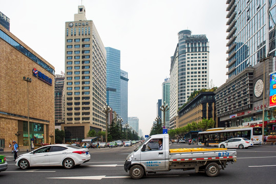 成都城市街景 玻璃幕墙装饰