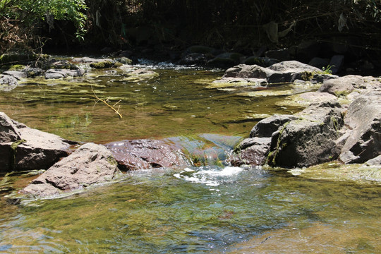 山间流水