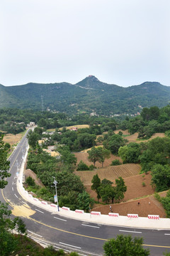 新铺设的盘山道路