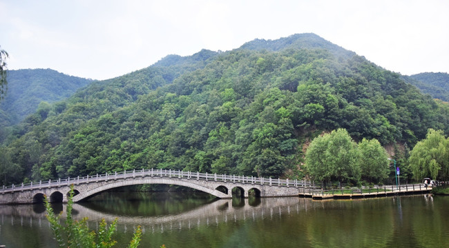 青山绿水石桥风景