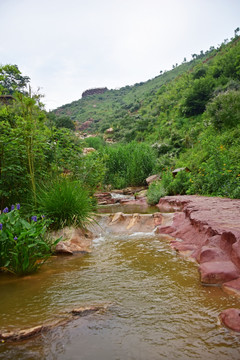 绿色山坡和红色河谷