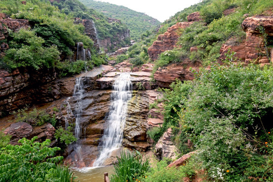 万安山红色大峡谷景观