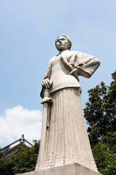 秋瑾雕像