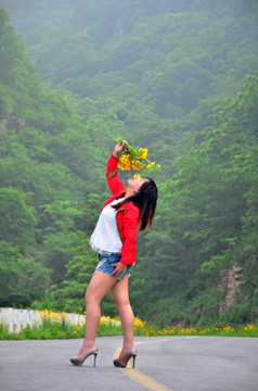 手拿鮮花的美女