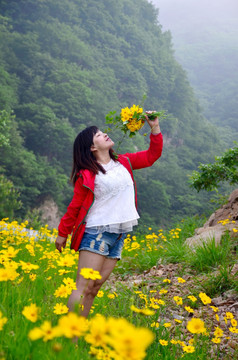 鲜花丛中的美女