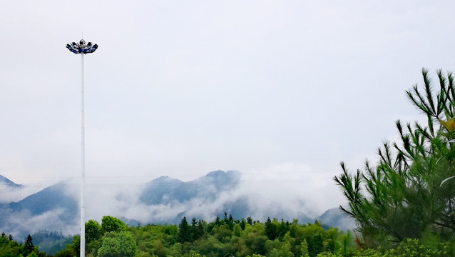 雨后的山峦