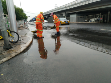 雨后环卫工人