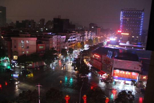 伯奇路雨景