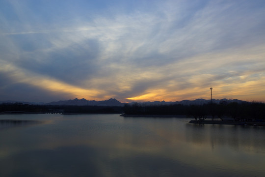 晚霞湖泊