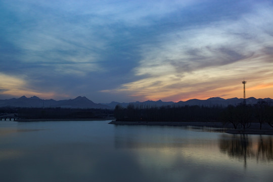 晚霞湖泊