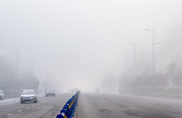 浓雾中的城市