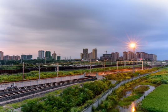 火车轨道城市景观早晨风光