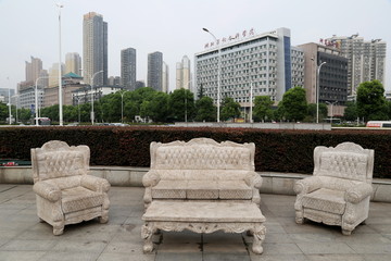 城市背景的沙发套件