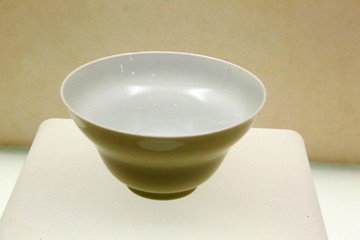 清代米色釉折腰碗