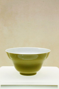 清代的米色釉折腰碗