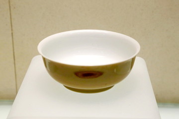 清代雍正米色釉碗