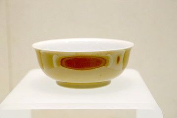 清代的雍正米色釉碗