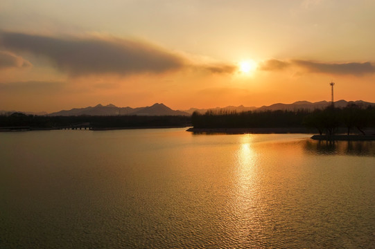 唯美湖景晚霞