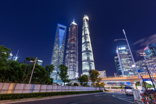 上海三座高楼夜景