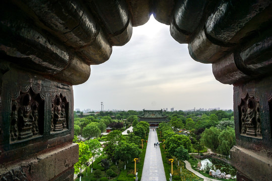 古建筑漏窗外的风景