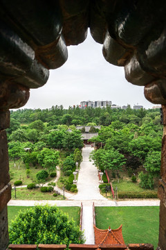 古建筑漏窗外的风景