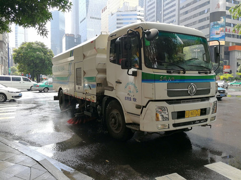 正在作业的环卫车 扫路车