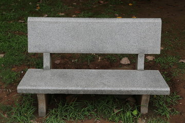 公园中中的石刻长椅