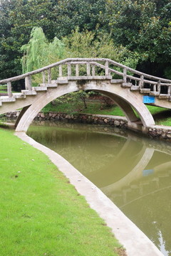 跨越小河的石拱桥