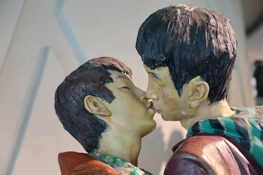 彩色雕塑接吻的情侣