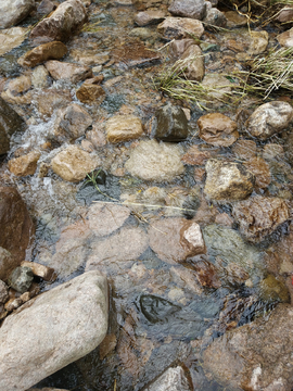 岩石流水