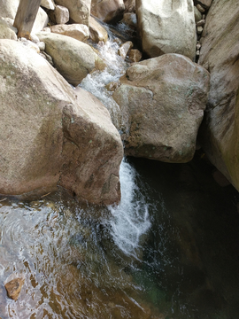 岩石流水