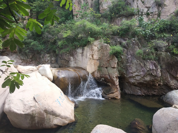 岩石流水