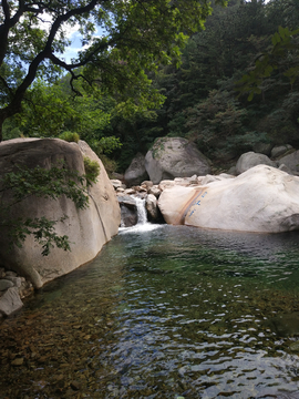 岩石流水