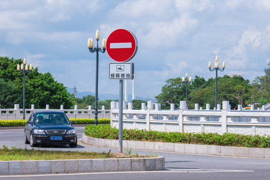 汽车路过圆通桥路口