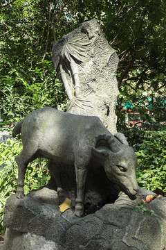 南湖公园羊雕塑