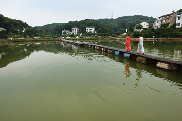 美女走浮桥