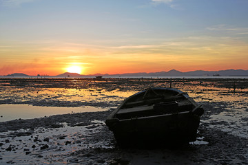 夕阳 海滩 小渔船