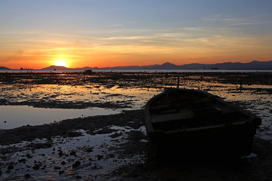 夕阳 海滩 小渔船