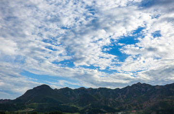 蓝天白云山峰