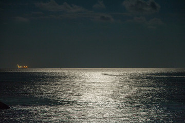 深圳南澳较场尾月光下的海面和礁