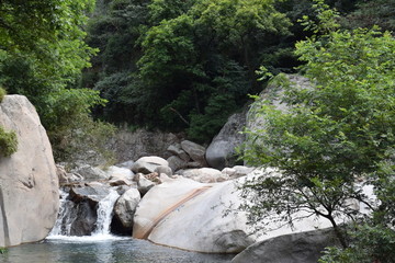 岩石流水