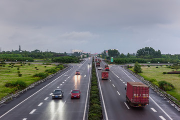 成乐高速公路暴雨天空