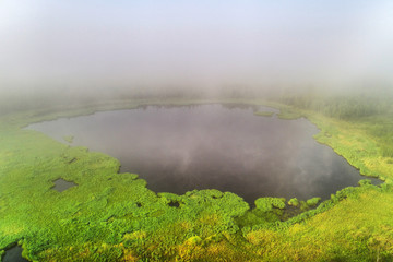 森林湖晨雾风景 航拍