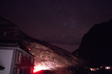 云南香格里拉虎跳峡夜晚风景