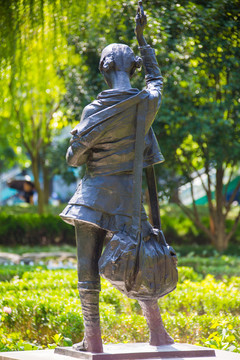 背背包的女孩雕塑