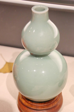 青釉瓷雕葫芦瓶
