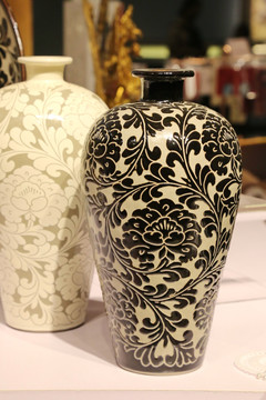 白地黑花瓷瓶