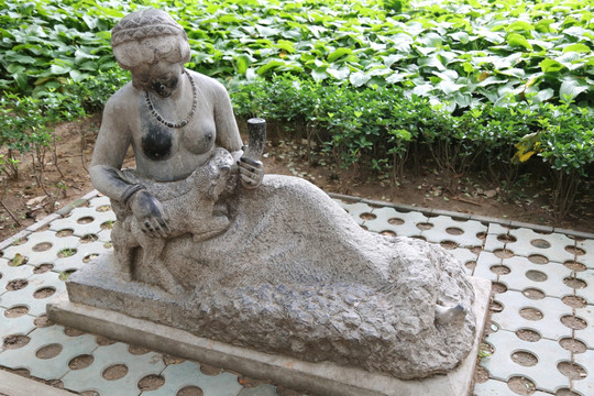 石雕给小羊喂奶的女人雕像