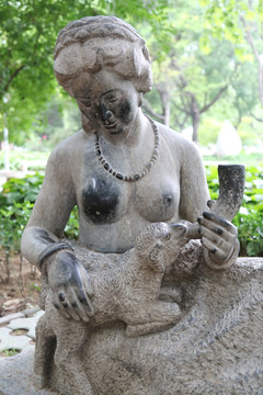 给小羊喂奶的女人雕像