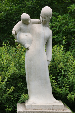 抱孩子的母亲石雕像